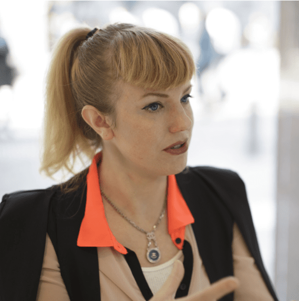 バイオハックでヒトの手を再現。新たな生命観を問うアーティスト、エイミー・カールに西村真里子が